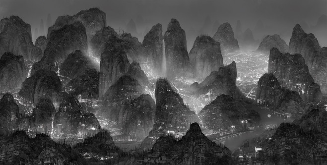 Yang Yongliang, Sleepless Wonderland, 2012 Photographies, light box — 150 × 300 cm — édition de 7 © Galerie Paris-Beijing, Paris 