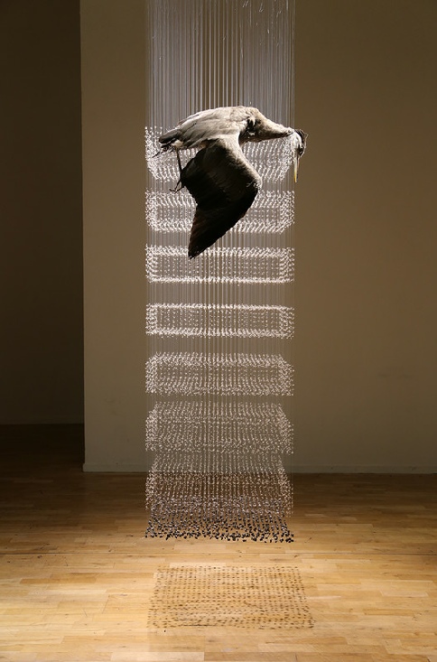 Claire Morgan, Pedestal, 2011 Installation, Héron (taxidermie), graines de pissenlit, nylon, plomb — 270 × 60 × 60 cm — Pièce unique © Claire Morgan, Photo Saša Fuis — Courtesy Galerie Karsten Greve Cologne, Paris, St Moritz