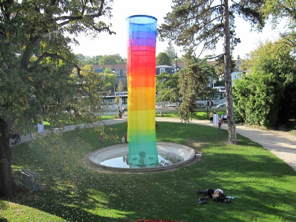 Shigeko Hirakawa, L'Arc-en-ciel de l'humanité, Parc Bourdeau à Antony, 2010 © Shigeko Hirakawa, courtoisie de l'artiste