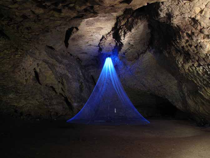 Victoria Klotz, Bull-roarer, 2009. Dispositif sonore,diamètre 7m, hauteur 6m, filet de pêche, moteur électrique, 2 instruments à vent primitifs. Grotte du Mas d’Azil, dans le cadre de l’exposition Dreamtime 