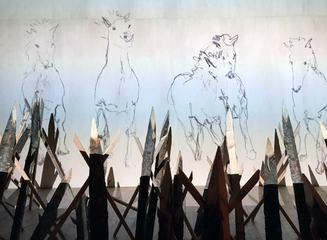 Delphine Gigoux-Martin, Faire rêver les chevaux, pieux en bois, bois, vidéos (dessins animés). Courtoisie Galerie Claire Gastaud, Clermont-Ferrand/Paris
