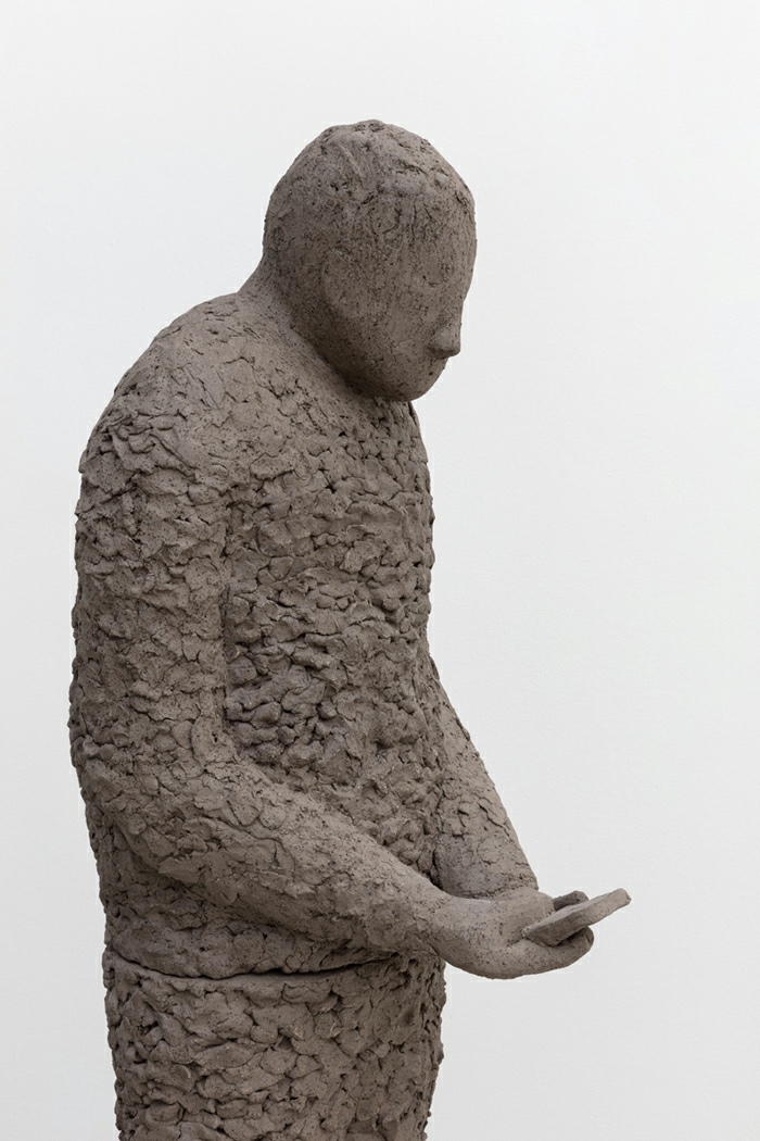 Judith Hopf, Phone User 3, 2021 (détail). Argile, socle de béton, 170 x 45 x 51 cm. Photo : Andrea Rossetti © Adagp, Paris, 2022 / Judith Hopf. Courtesy Judith Hopf et kaufmann repetto Milan / New York