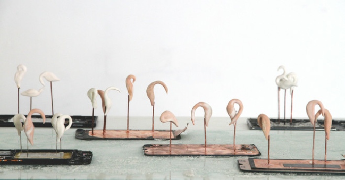 Lise Thiollier, Waiting waders, 2024. Porcelaine, cuivre, sel, écrans LCD recyclés ©Adagp, 2024