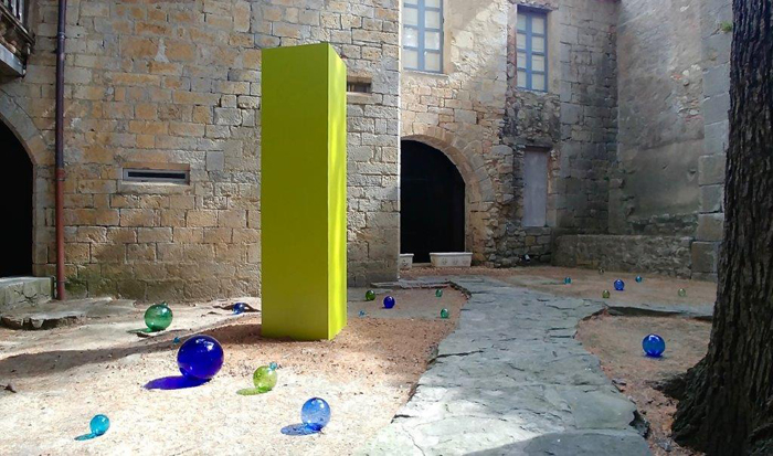 Philippe Chitarrini, Le Monolithe et les perles de verre, 2021. Acier thermolaqué - 600 x 600 x 2500 mm.  Scénographie : Éric Michel © ADAGP Paris 2021