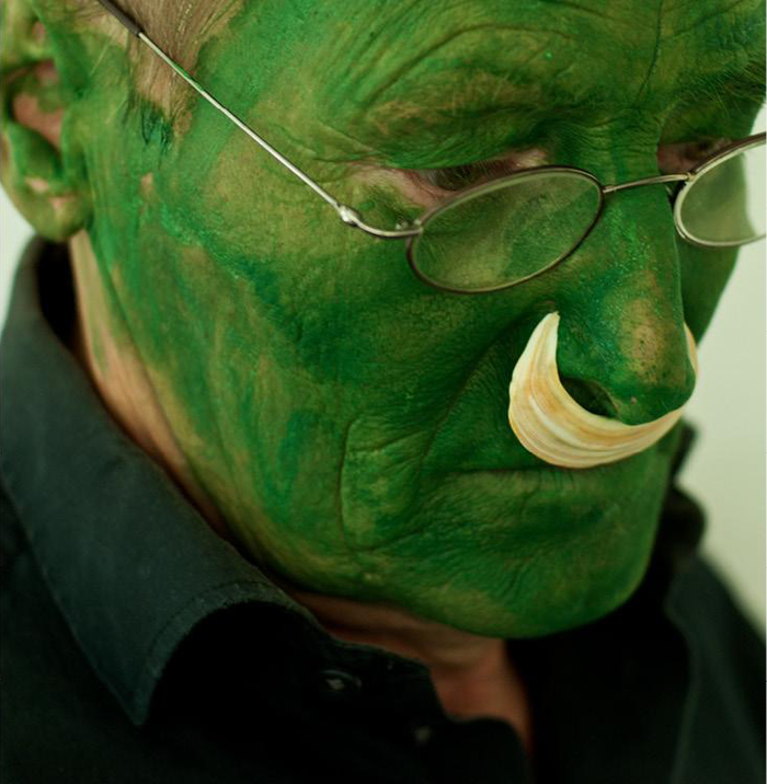 Lois Weinberger, Green Man, 2004, photographie couleur, 105 x 105 cm (encadré). Coll. Frac Aquitaine (achat àla Salle Principale en 2017). © Lois Weinberger / photo Jean-Christophe Garcia. 