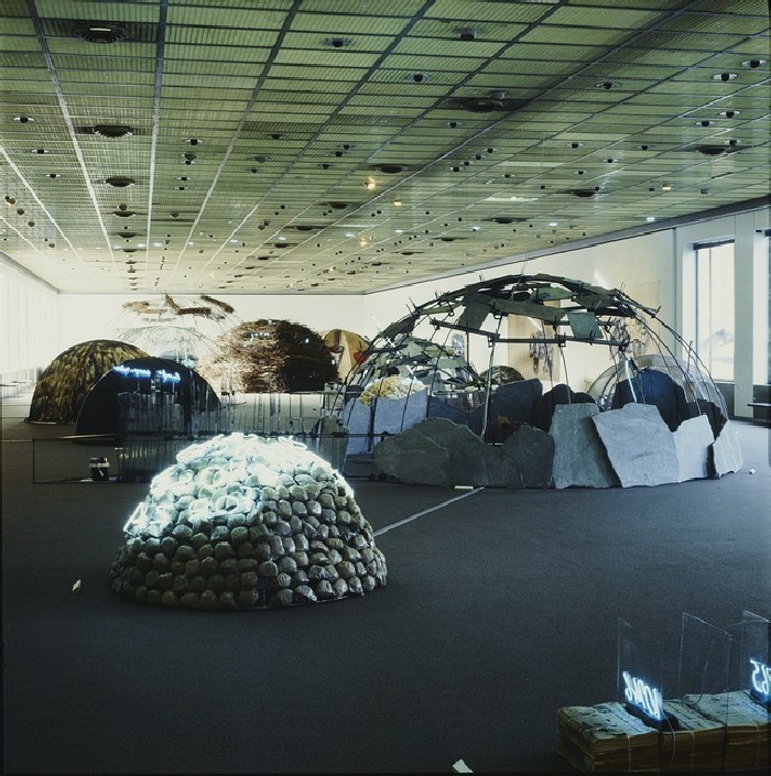 Mario Merz, exhibition view, Kunsthaus Zürich, 1985. Courtesy Getty Research Institute&nbsp;&nbsp;(2011.M.30). Photo: Balthasar Burkhard.&nbsp;&nbsp;© Mario Merz, by SIAE 2018.