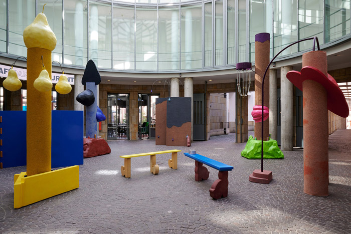 View of Maruša Sagadin:&nbsp;Luv Birds in toten Winkeln, Schirn Kunsthalle Frankfurt, 2023. © Schirn Kunsthalle Frankfurt. Photo: Mareike Tocha. 