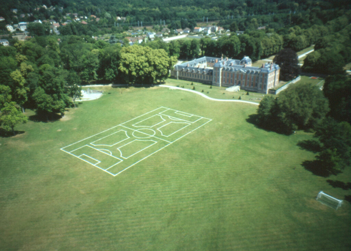 Marie Denis, French Touch. Jardin de foot à la française, 2004 (2023) Photo : CD91/Magali Gentet © Marie Denis, 2023 – Collection FDAC de l’Essonne, Chamarande