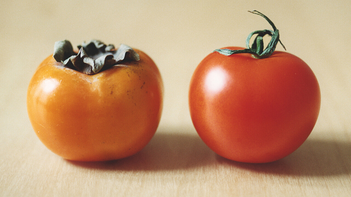 Shimabuku,&nbsp;Kaki and Tomato, 2008. C-print. Courtesy of the artist and Air de Paris, Romainville. 