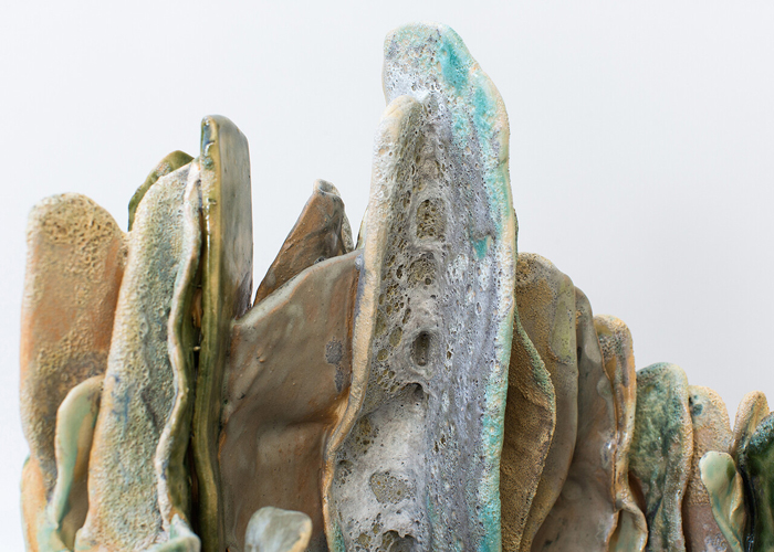 Isa Melsheimer, Metabolit 7 (détail), 2019. Ceramic, glaze. 61 x 41 x 47 cm. Photo: © Oliver Mark.	