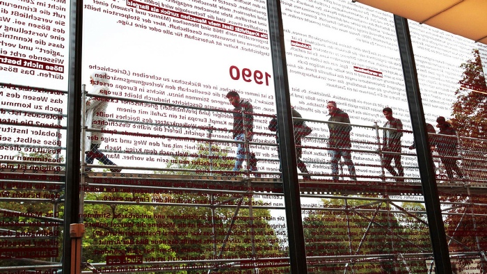 View of Jochen Gerz, THE WALK – No Retrospective, Lehmbruck Museum Duisburg, 2018. Photo: Sonja Rothweiler. © Jochen Gerz, VG Bild-Kunst, Bonn 2018